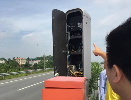 Tủ kết nối hệ thống giám sát giao thông qua camera trên cao tốc Nội Bài - Lào Cai.